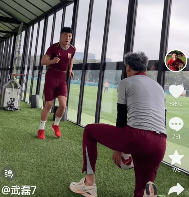 关于海港场边指挥情绪激动，武磊队员怒摔水瓶！的信息